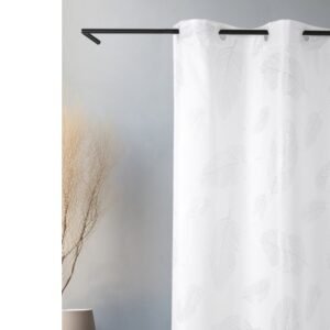 Cortina de baño blanca con diseño de plumas en un baño moderno y minimalista